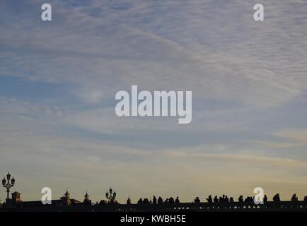 Le pont de Westminster, Pedestraand et Tripple traditionnel lampadaire Silhouetté au coucher du soleil. Londres, Royaume-Uni. Décembre, 2017. Banque D'Images