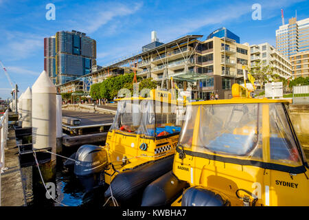 Taxi de l'eau jaune amarré à Cockle Bay dans la région de Darling Harbour (port), Sydney, Australie Banque D'Images