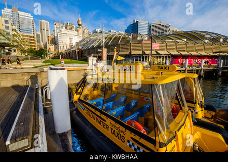 Taxi de l'eau jaune amarré à Cockle Bay dans la région de Darling Harbour (port), Sydney, Australie Banque D'Images