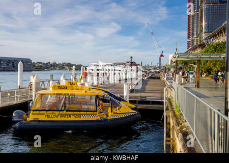 Taxi de l'eau jaune amarré à Cockle Bay dans la région de Darling Harbour (port), Sydney, Australie Banque D'Images