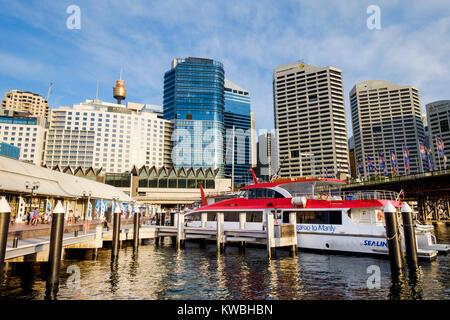 Darling Harbour (port), Sydney, Australie, croisière Bateau amarré au quai 26 près de l'Aquarium de Sydney et le musée Madame Tussauds Banque D'Images