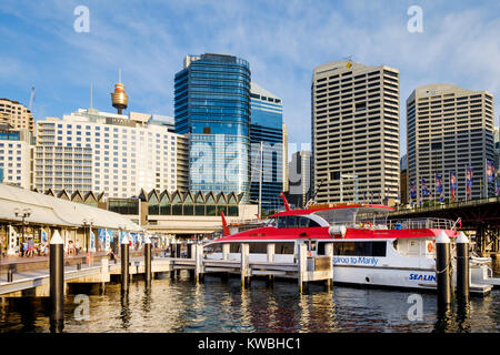 Darling Harbour (port), Sydney, Australie, croisière Bateau amarré au quai 26 près de l'Aquarium de Sydney et le musée Madame Tussauds Banque D'Images