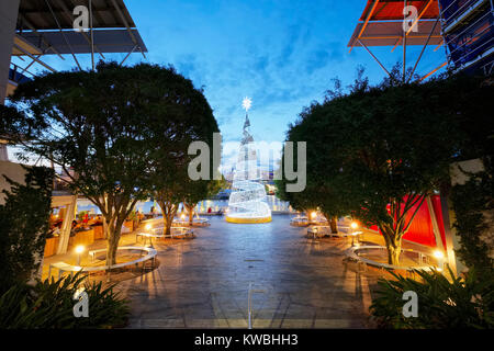 Un arbre de Noël au King Street Wharf de Darling Harbour, Sydney, Australie pendant la nuit Banque D'Images