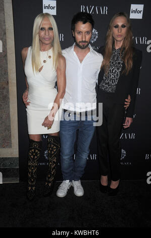 NEW YORK, NY - 05 SEPTEMBRE : Allegra Beck Versace, Anthony Vaccariello et Donatella Versace assiste à la célébration des icônes de Harper's Bazaar à l'hôtel Plaza le 5 septembre 2014 à New York City les gens : Allegra Beck Versace, Anthony Vaccariello et Donatella Versace Banque D'Images