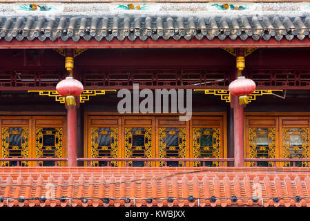 Décorations chinois avec des lanternes chinoises sur un bâtiment traditionnel - Chengdu, Chine Banque D'Images