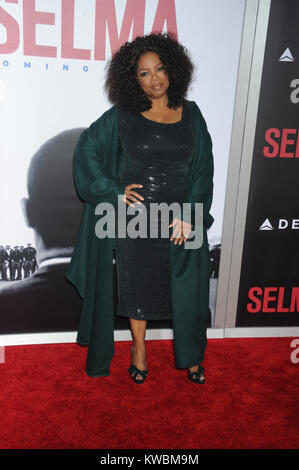 NEW YORK, NY - 14 décembre:Oprah Winfrey assiste à la 'Selma' New York Première au Ziegfeld Theatre le 14 décembre 2014 à New York City People : Oprah Winfrey Banque D'Images