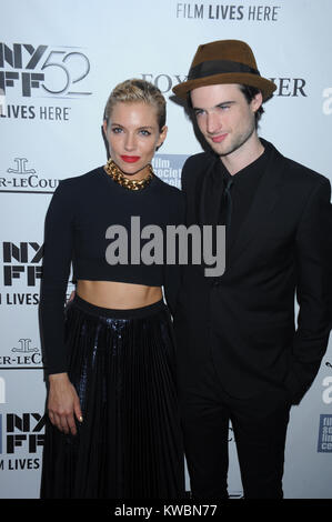 NEW YORK, NY - 10 OCTOBRE : Sienna Miller, Tom Sturridge assiste à la "Foxcatcher' premiere pendant le 52e Festival du Film de New York à l'Alice Tully Hall, le 10 octobre 2014 dans la ville de New York. Personnes : Sienna Miller, Tom Sturridge Banque D'Images