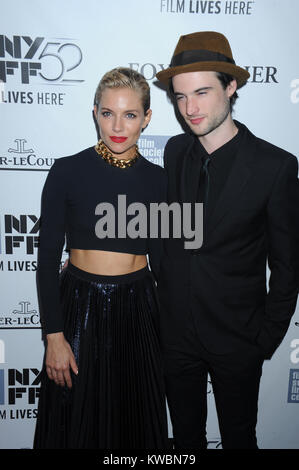 NEW YORK, NY - 10 OCTOBRE : Sienna Miller, Tom Sturridge assiste à la "Foxcatcher' premiere pendant le 52e Festival du Film de New York à l'Alice Tully Hall, le 10 octobre 2014 dans la ville de New York. Personnes : Sienna Miller, Tom Sturridge Banque D'Images