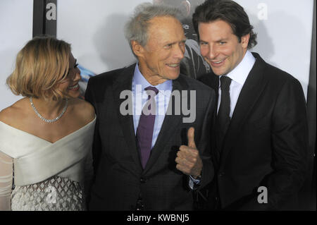 NEW YORK, NY - 15 DÉCEMBRE : Sienna Miller, Clint Eastwood, Bradley Cooper assister à 'American Sniper' New York en première mondiale au Frederick P. Rose Hall, Jazz at Lincoln Center le 15 décembre 2014 dans la ville de New York. Personnes : Sienna Miller, Clint Eastwood, Bradley Cooper Banque D'Images