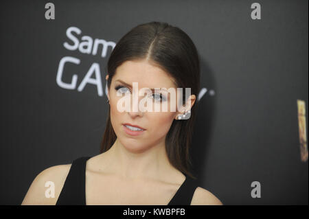 NEW YORK, NY - 08 DÉCEMBRE : Anna Kendrickattends "dans les bois" Première Mondiale - à l'extérieur des Ziegfeld Theatre Le 8 décembre 2014 à New York. People : Anna Kendrick Banque D'Images