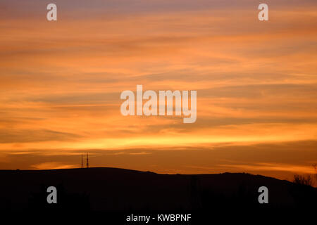 Mâts de radio sur les South Downs près de Firle, East Sussex, au coucher du soleil. Banque D'Images