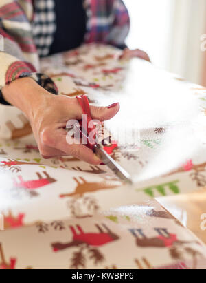 Gros plan du hand holding Christmas ciseaux Banque D'Images