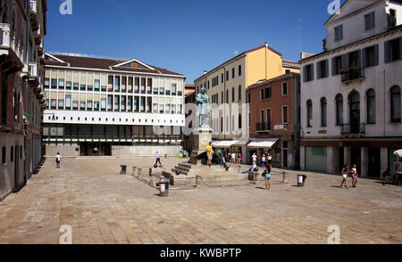 Voir des gens, Daniele Manin statue et une place de la ville (Campo Manin) à Venise / Italie. Banque D'Images