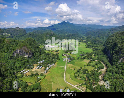 Drone aérien vue de Leang-Leang près de Maros Makassar. Leang-Leang est l'endroit où 40,000 ans hand painting trouvées dans les grottes karstiques. Banque D'Images