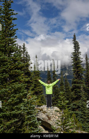 Les nuages et le brouillard créer l'évolution des paysages météo pour le ski et le vélo de montagne sur les montagnes de Whistler Blackcomb en Colombie-Britannique Canada Banque D'Images