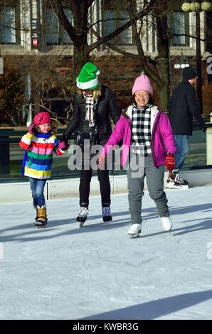 Une jeune fille parmi les patineurs profiter de la patinoire à la Chicago Millennium Park. La patinoire est ouverte tout au long de la saison d'hiver. Chicago, Illinois, USA. Banque D'Images