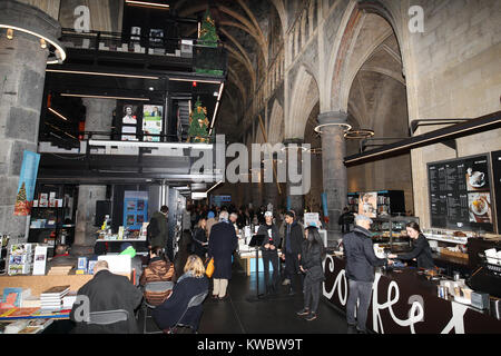 From librairie Librairie Dominicanen ou dominicains est une librairie librairie ou à l'intérieur d'une église du xiiie siècle dans la région de Maastricht, aux Pays-Bas. Banque D'Images