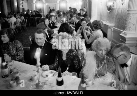 Années 1970 Royaume-Uni, riche groupe de personnes âgées de la classe supérieure au Hurlingham Club Fulham Londres. Lors d'un dîner de danse du lundi Club du Parti conservateur Grande-Bretagne 1975 HOMER SYKES Banque D'Images
