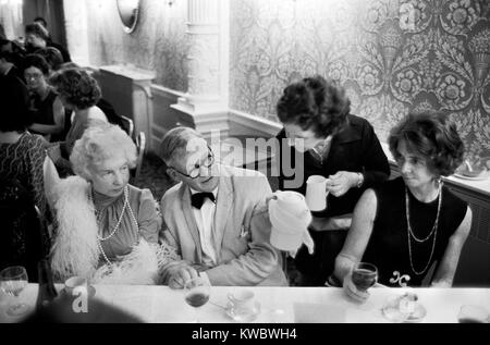 Riche contraste médiocre UK 1970s. Classe Ppper personnes âgées à un dîner dansant, les membres du parti conservateur du Club du lundi, le service de serveuse contrastant les styles de vie. Hurlingham Club Fulham Londres 1975 Grande-Bretagne HOMER SYKES Banque D'Images