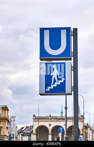 Transports en signe de la U-Bahn. L'entrée de la station de métro au ludwigstrasse à Munich, Allemagne Banque D'Images