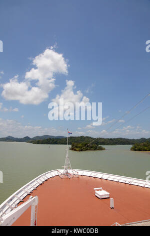 Proue de navire de croisière à voile à travers le lac Gatun, sur le Canal de Panama. Banque D'Images