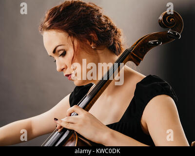 Photo d'une belle femme joue un violoncelle. Banque D'Images