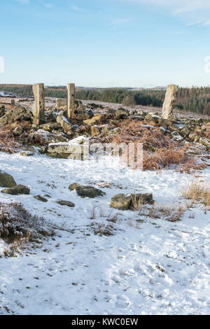 Ruines d'Amérique du Nord ferme au-dessus du réservoir d'Langsett, South Yorkshire, Angleterre, Royaume-Uni - abandonné au début du 20e siècle pour améliorer la pureté de réserv Banque D'Images