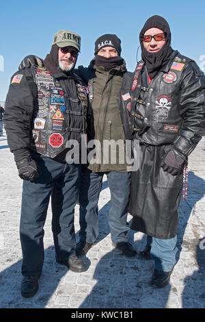 Les membres du groupe des anciens combattants Rolling Thunder sur la promenade avant la 114e Polar Bear Club le jour de l'an nager. Banque D'Images