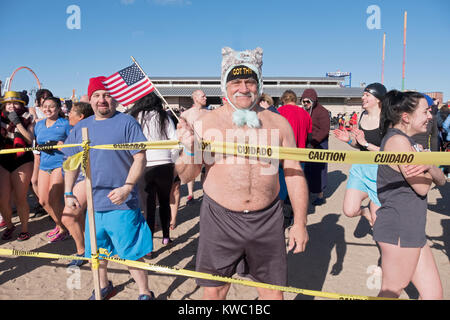 Les premiers nageurs attendre l'entrée dans l'océan Atlantique à la 114e Polar Bear Club le jour de l'an nager. Banque D'Images