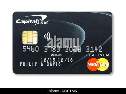 Coupe simple d'une carte de crédit Capital One holding avec ombre Banque D'Images