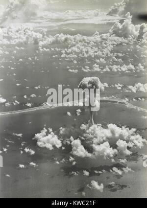 Test de fonctionnement de la croisée des chemins, le 1 juillet 1946. La bombe a été lâchée à partir d'un B-29 et a explosé à 520 pieds. C'est la première explosion nucléaire depuis la bombe de Nagasaki du 9 août, 1945. Mesure avaient force de 20 000 tonnes de TNT. (BSLOC 2015 2 1) Banque D'Images