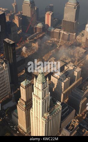 Vue aérienne de Ground Zero à partir du nord-est avec le Woolworth Building, le 4 octobre 2001. World Trade Center, New York City, après des attaques terroristes du 11 septembre 2001. (BSLOC 2015 2 112) Banque D'Images