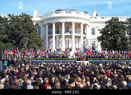 1 000 personnes sur une période de six mois de commémoration des attentats terroristes du 11 septembre à la Maison Blanche. Le 11 mars 2002. Aussi présents sont membres de 29 pays de la coalition dans la lutte mondiale contre le terrorisme. Plus de 120 ambassadeurs, membres du Congrès, le Cabinet de Bush, la Cour suprême et les forces armées ont également participé. U.S. Navy Photo by Rudi Williams. (BSLOC 2015 2 122) Banque D'Images