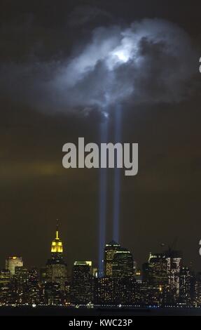 Rendre hommage à la lumière illumine un mémorial en passant au-dessus des nuages bas Manhattan. 9 Septembre, 2004. Les tours jumelles de la lumière, composée de 44 projecteurs près de Ground Zero, représentent les tours jumelles du World Trade Center. U.S. Coast Guard photo par Hvozda BSLOC Mike (2015 2 125) Banque D'Images