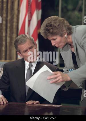 Le Président George Bush Commentaires note avec Karen Hughes, avant de parler du Bureau ovale. Il a parlé de 12 heures après les attaques terroristes du 11 septembre sur New York et Washington, D.C. 11 septembre 2001. (BSLOC 2015 2 139) Banque D'Images