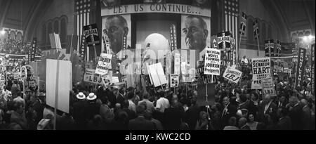 Les délégués et l'honneur à la Convention nationale démocrate de 1964, Atlantic City, New Jersey. Étape a deux grandes photos du Président Lyndon Johnson avec un panneau, "Laissez-nous continuer&', une référence à l'héritage du président assassiné, John F. Kennedy. (BSLOC 2015 2 214) Banque D'Images