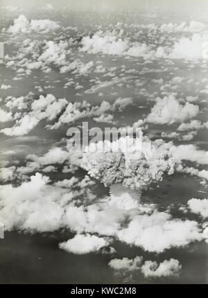 Le test de fonctionnement de BAKER Crossroads, 25 juillet 1946. L'aérolithe et champignon atomique et de la colonne d'eau sortir de la surface de l'océan. BAKER avait la force de 20 000 tonnes de TNT. (BSLOC 2015 2 6) Banque D'Images