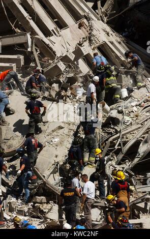 Un "bucket brigade" fonctionne de soigneusement nettoyer les débris du World Trade Center, le 14 septembre 2001. Seulement 13 personnes ont été secourues par des vivants sous les décombres, et ils ont été trouvés dans les premières 24 heures. La ville de New York, après des attaques terroristes du 11 septembre 2001. U.S. Navy photo de Jim Watson (BSLOC 2015 2 74) Banque D'Images