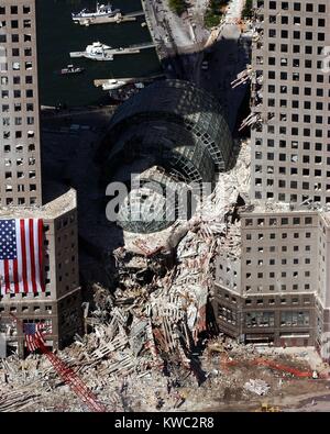 Côté Est de la World Financial Center sur l'Hudson, le 17 septembre 2001. La verrière du jardin d'hiver, un espace public avec palmiers, est endommagé et recouvert de débris de la Twin Towers. En haut à gauche est le yacht de bassin, sur la rivière Hudson. La ville de New York, après des attaques terroristes du 11 septembre 2001. U.S. Navy photo by Eric J. Tilford. (BSLOC 2015 2 91) Banque D'Images