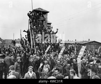Les prisonniers de Dachau et applaudir la septième vague US Army libérateurs. 29 avril 1945, la Première Guerre mondiale (BSLOC 2  2015 13 18) Banque D'Images