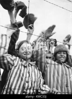 Les prisonniers de Dachau et applaudir la septième vague US Army libérateurs de derrière une barrière de barbelé. 29 avril 1945, la Première Guerre mondiale (BSLOC 2  2015 13 20) Banque D'Images