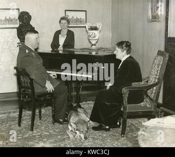 Ernst Roehm, chef de Sturmabteilung (SA), avec sa mère, Emilie Roehm, ca. 1933. Debout à côté du piano, sa sœur. (BSLOC   2015 13 46) Banque D'Images