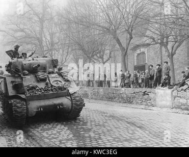 Regardez les enfants allemands de réservoirs aux États-Unis 87e Division, troisième de l'armée américaine, entre ville de Kobern, Allemagne. 16 mars, 1945. Kobern, était sur la Moselle cinq milles au sud-ouest de Coblence. World War 2 (BSLOC   2015 13 70) Banque D'Images