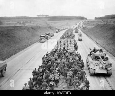 Des milliers de prisonniers allemands le long de l'Autoroute Près de Giesson, au nord-ouest de Francfort. Dans le sens inverse des véhicules blindés américains et l'avance au front. World War 2, 29 mars, 1945 (BSLOC   2015 13 75) Banque D'Images