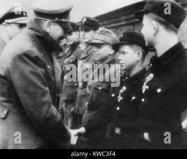 Hitler décore un jeune garçon de 12 ans soldat avec la Croix de fer de deuxième classe. Photo a été prise près de Hitler's bunker siège à la bataille finale de Berlin contre les armées russe soviétique. La Seconde Guerre mondiale, 2 avril 1945. (BSLOC   2015 13 76) Banque D'Images