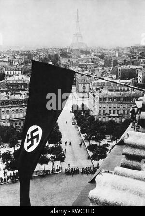 Drapeau à croix gammée nazie sur l'Arc de Triomphe après l'occupation allemande de Paris, juin 1940, World War 2 (BSLOC   2015 13 80) Banque D'Images