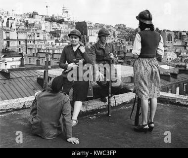 L'armée française les femmes sur la vigie pour tireurs d'allemand à Paris pendant la Seconde Guerre mondiale. Après la libération de Paris le 25 août 1944, guetteurs sont postés sur des toits dans toute la ville pour éliminer les Nazis éparpillés et collaborationnistes. Église du Sacré-Cœur est à l'arrière-plan. (BSLOC   2015 13 85) Banque D'Images