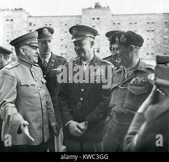 Les commandants alliés victorieux, L-R : Georgi Joukov, Dwight Eisenhower et le maréchal Montgomery. 5 juin 1945 à Berlin, Allemagne. World War 2 (BSLOC   2015 13 97) Banque D'Images