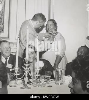 Thurgood Marshall pins orchid sur Mme Lulu White, au Fonds pour la liberté le dîner, le 28 juin 1956. Il a assisté à la 47e Convention annuelle NAACP à San Francisco. Mme White a été directeur de la Conférence de l'État du Texas de branches de la NAACP. (BSLOC   100 14 2015) Banque D'Images