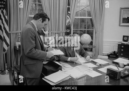 Le président Gerald Ford rencontre avec son chef de cabinet, Donald Rumsfeld. 6 février 1975. (BSLOC   2015 14 59) Banque D'Images